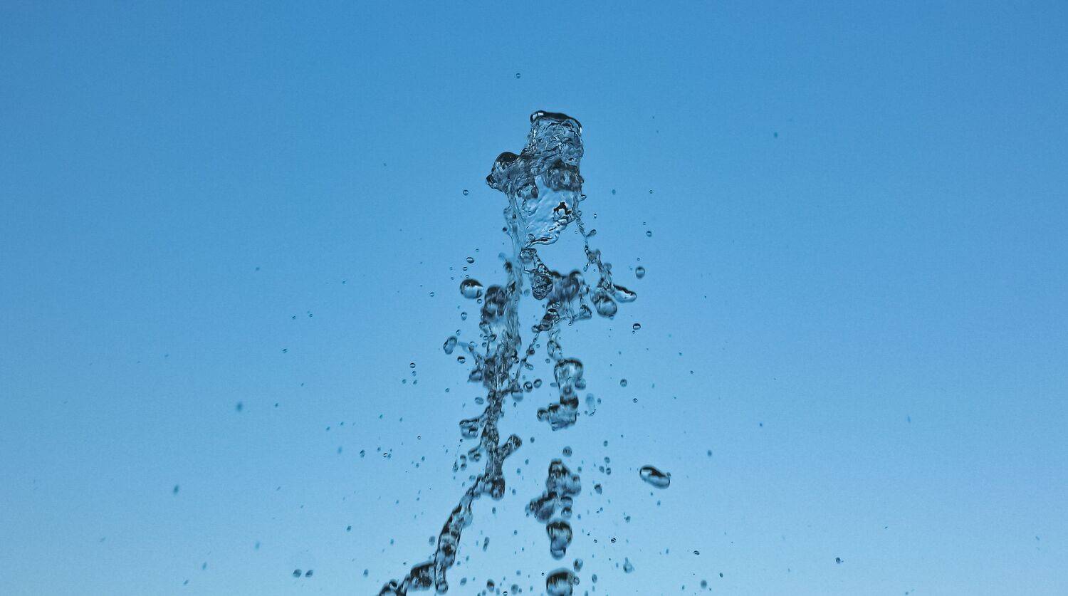 The moment when a jet of water disintegrates in the air