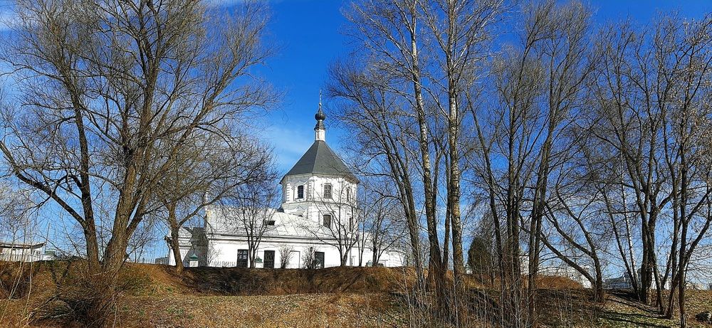 Покровский храм в Твери не далеко от реки Тьмака