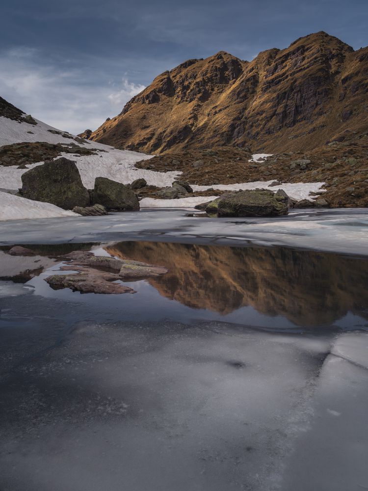 The thawing of Lake Pietra Quadra in the Orobie Bergamasche Park
