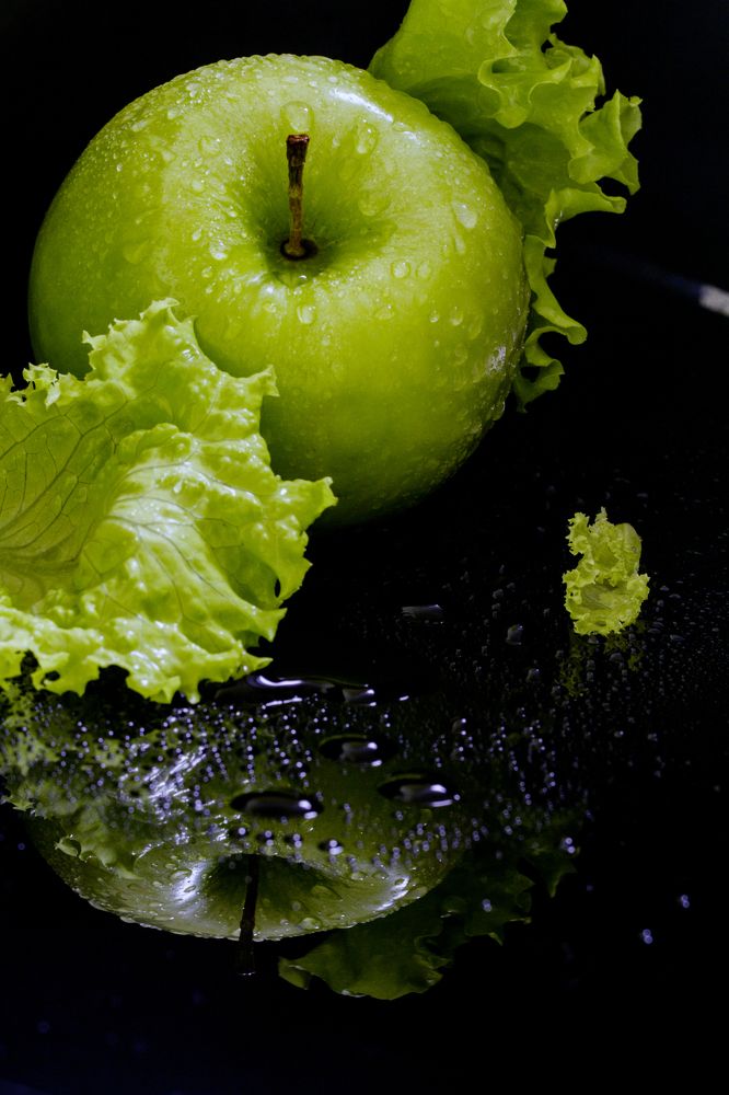 Зеленое яблоко с отражением