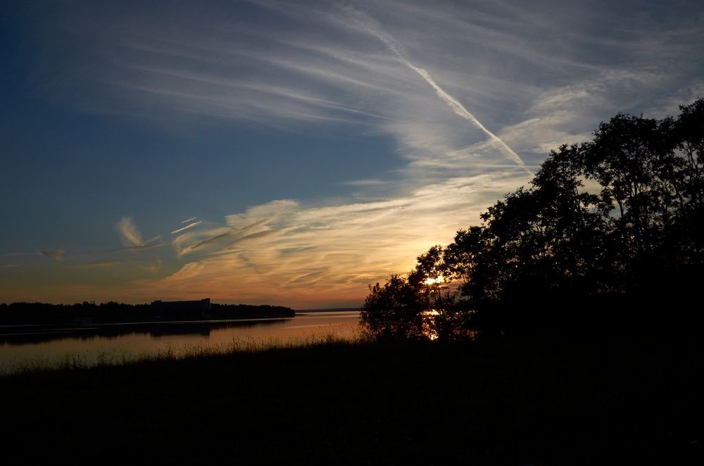 Закат над озером