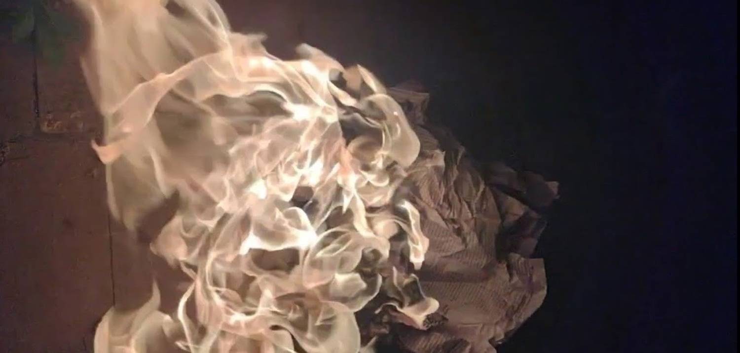 Diario quemándose en la oscuridad.