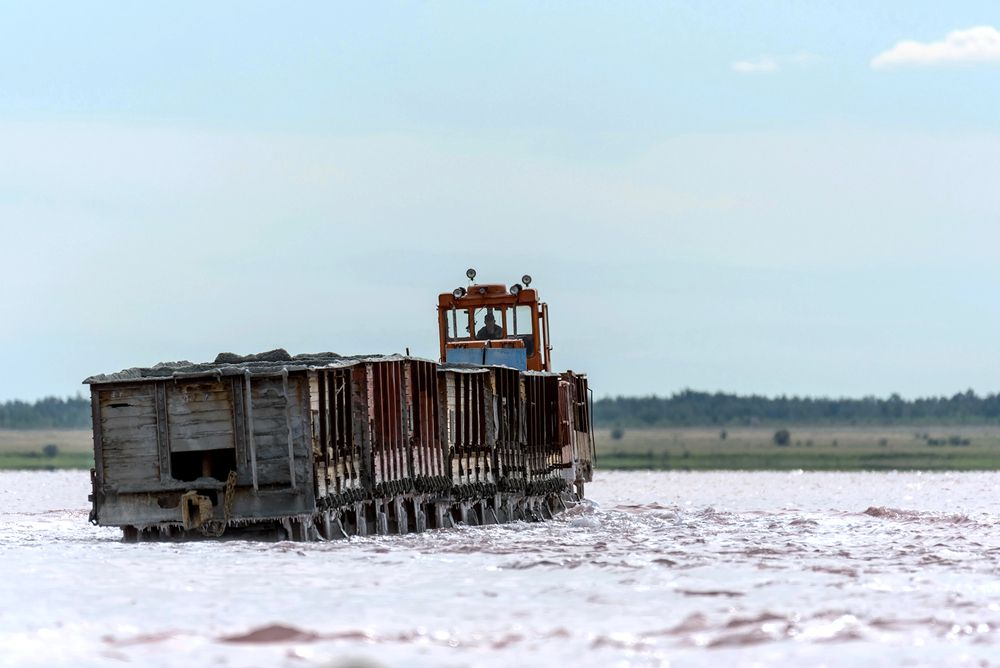 Поезд не пароход, но по воде идёт