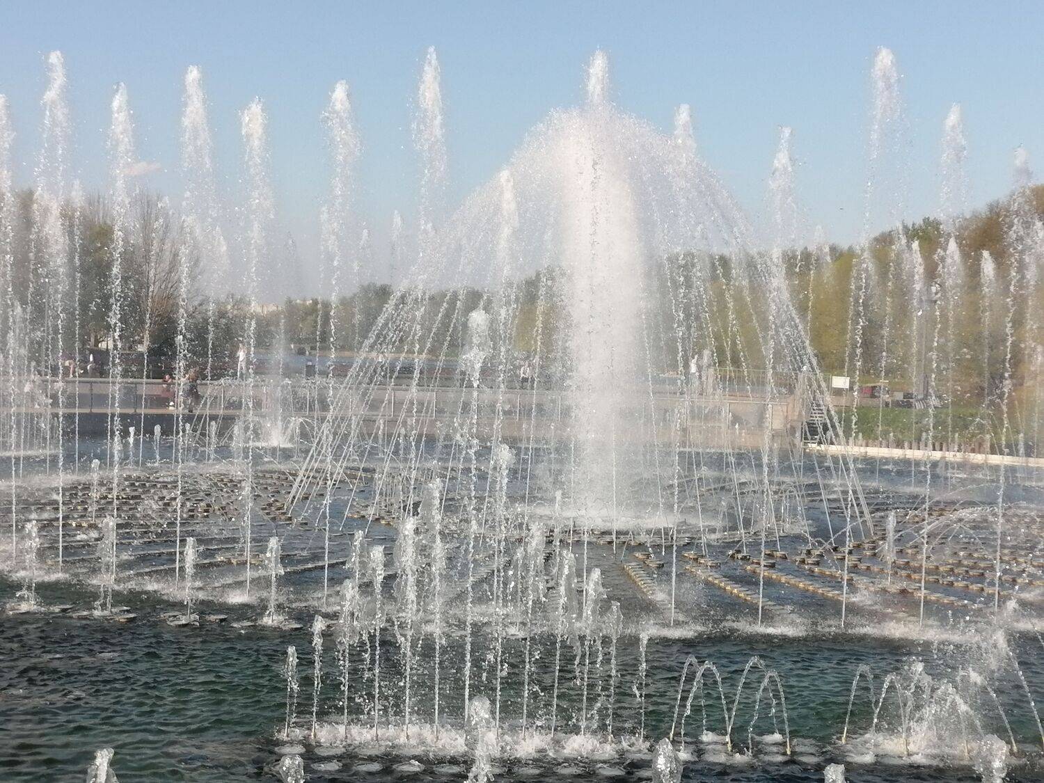 Вода в музыкальном фонтане.