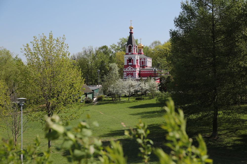 Весеннее цветение у Храма Параскевы Пятницы.