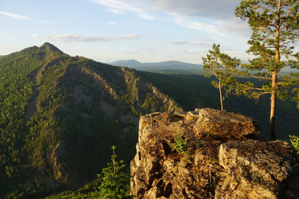 Айгир. "Гнездо орла". Скалы хребта Караташ.