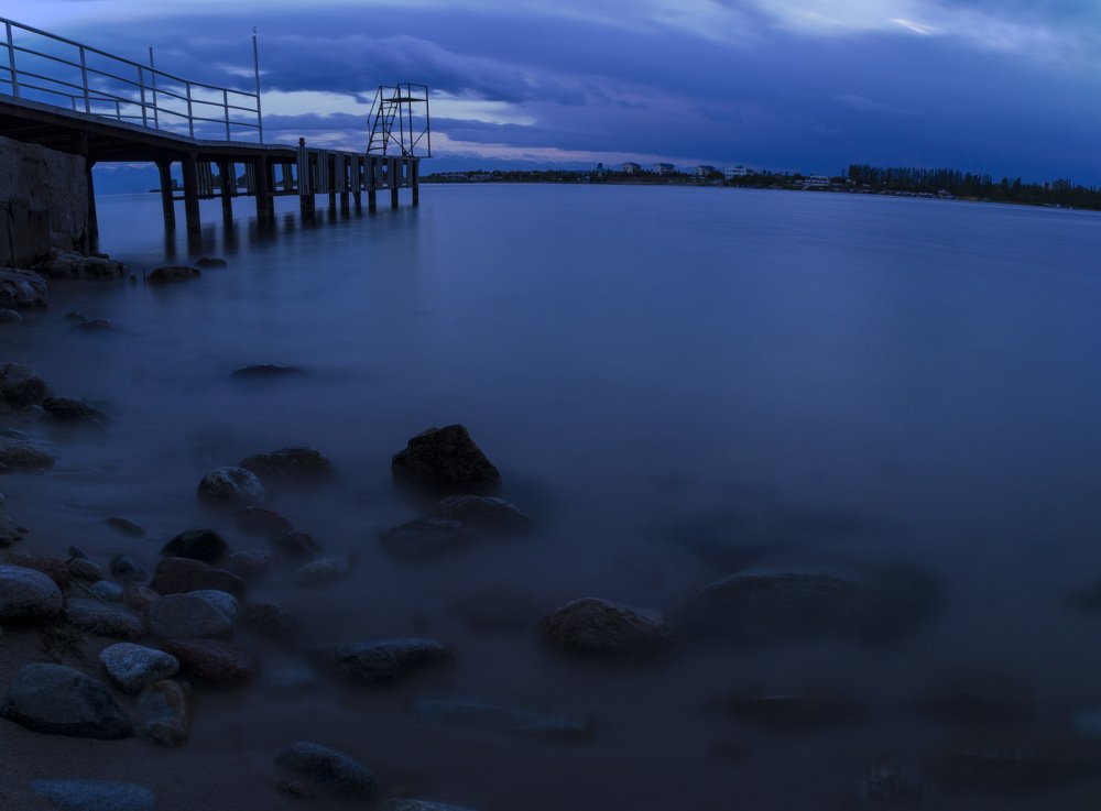 Вечернее спокойное озеро