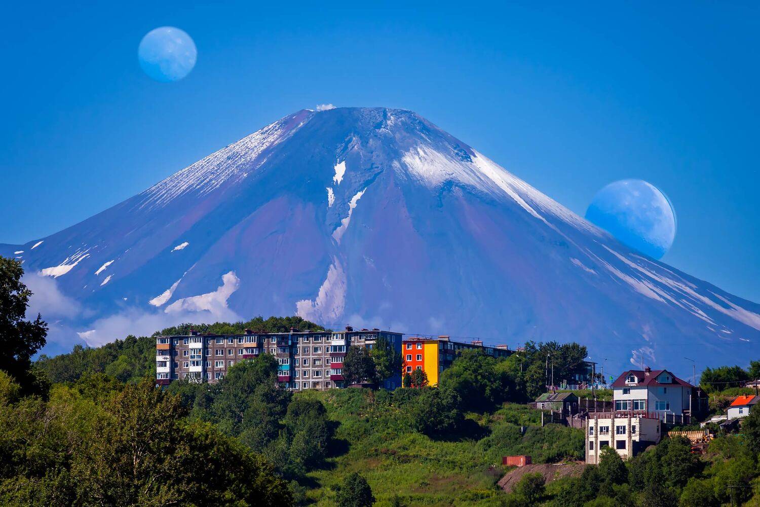 Две луны