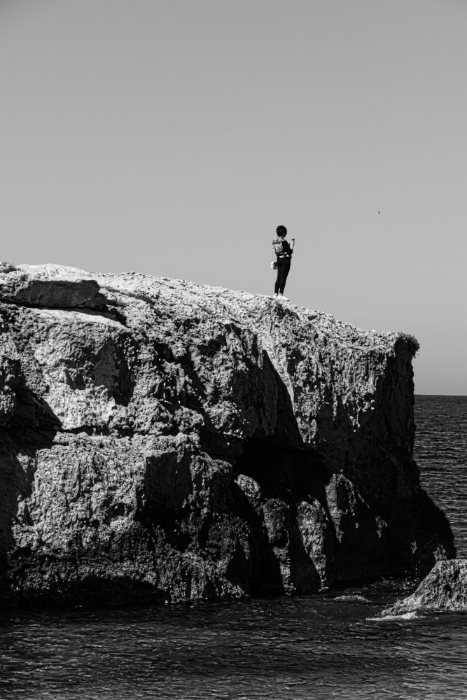 Umano su Terra distratto dal mare