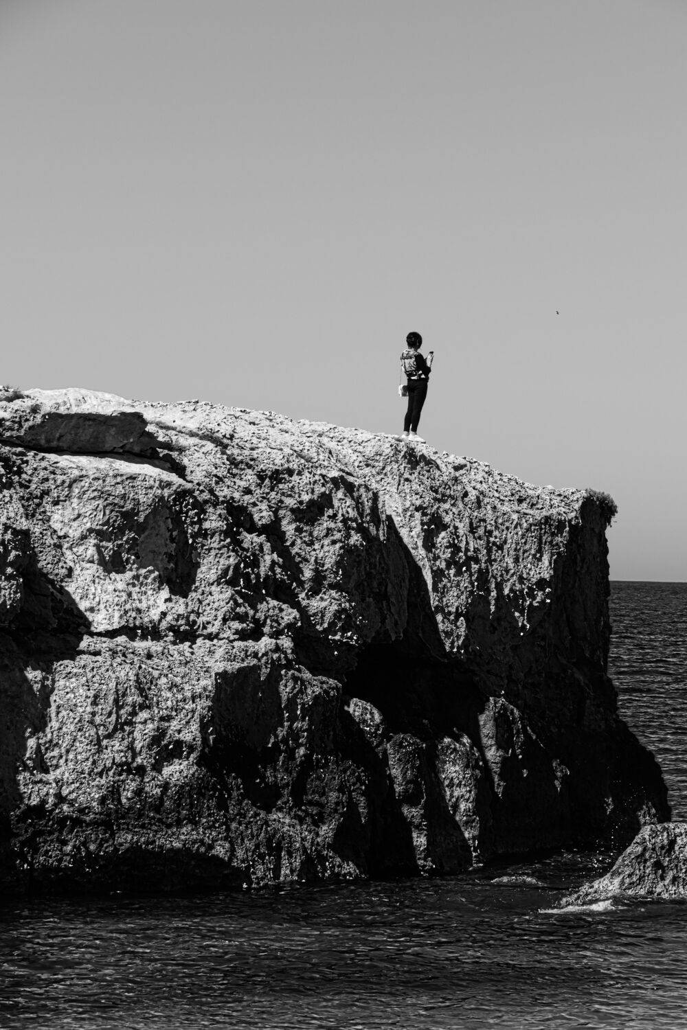 Umano su Terra distratto dal mare