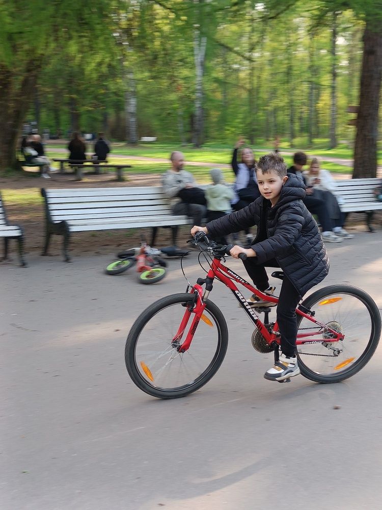 В движении