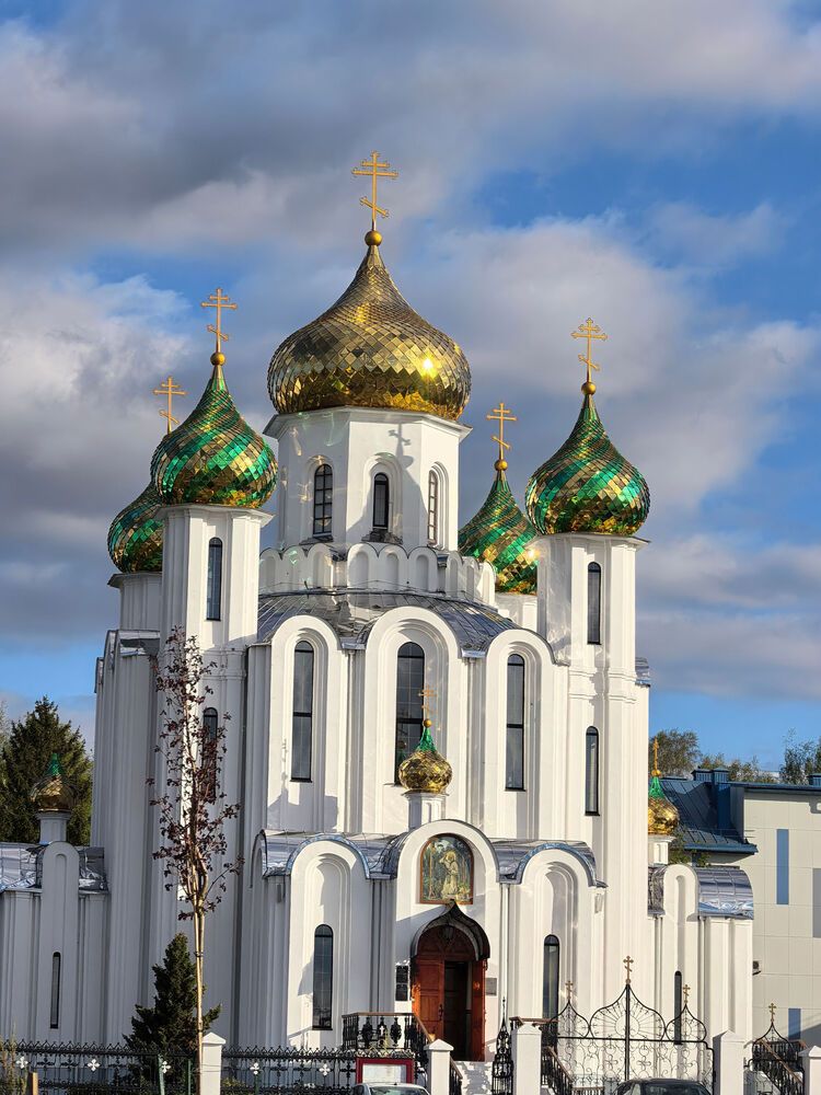Игра света на куполах церкви.