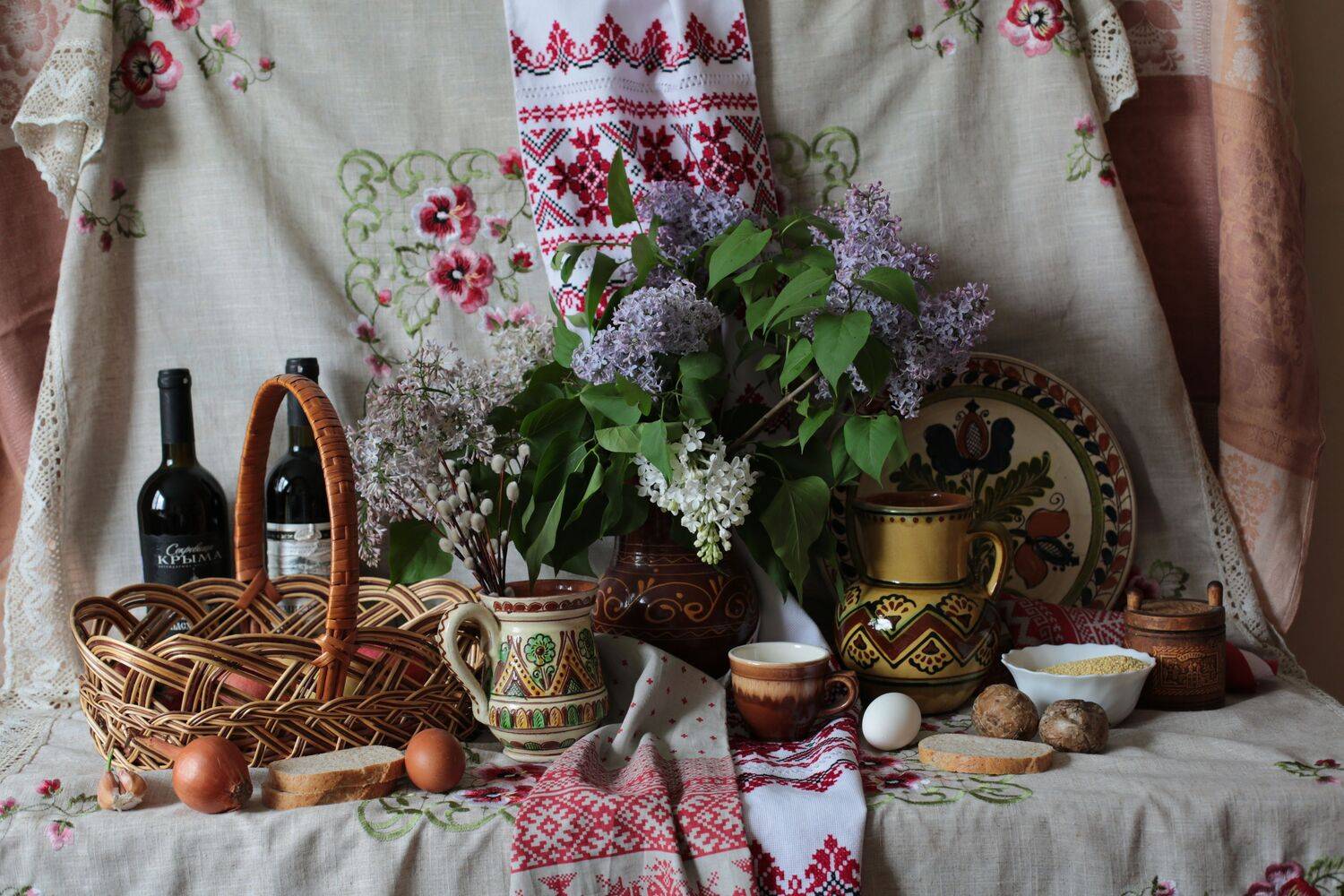 Натюрморт с сиренью и кувшинами. Натюрморт с сиренью и кувшинами.