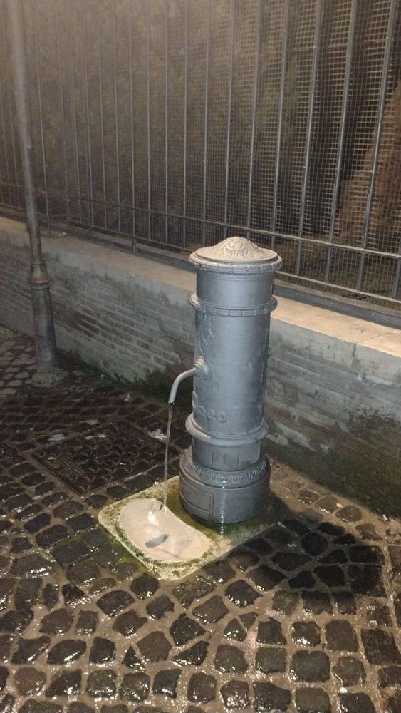 Provisión de agua en Coliseo. Roma, Italia.