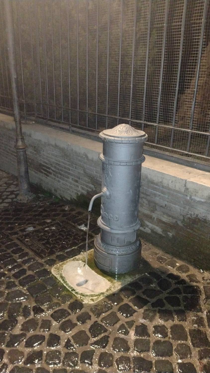 Provisión de agua en Coliseo. Roma, Italia.