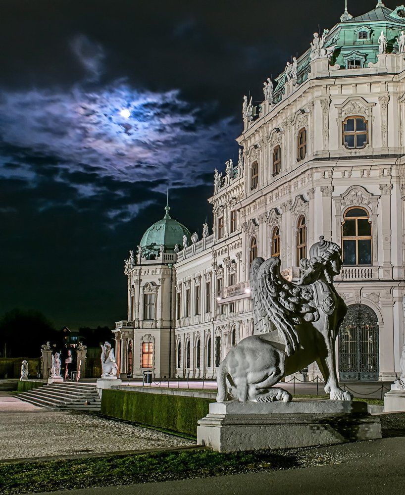 Полнолуние в драматичных облаках.