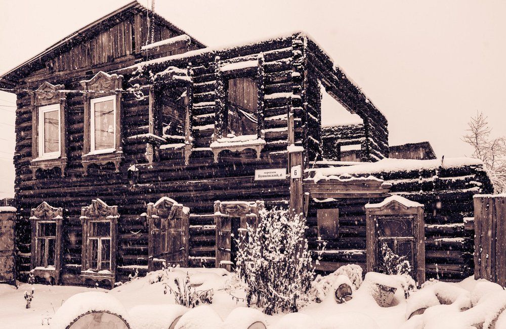 а жизнь идет