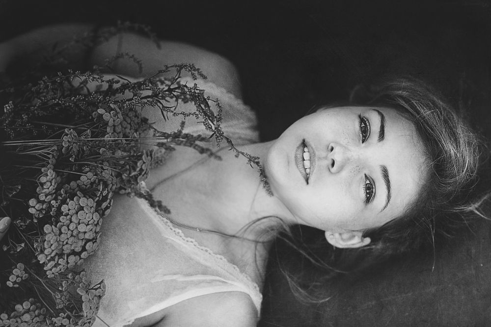 девушка с цветами