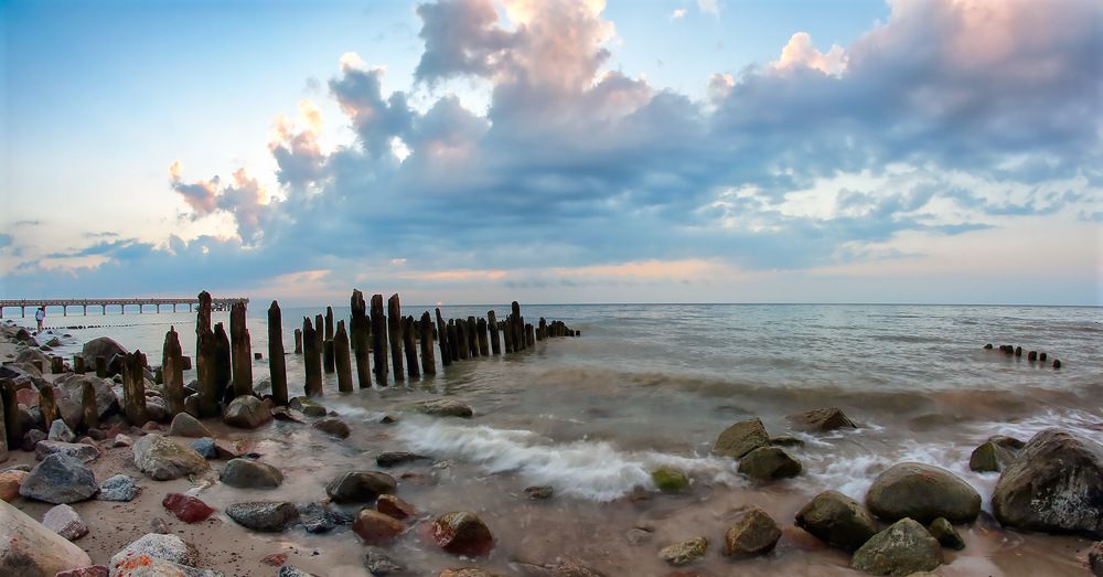 Сваи старого пирса.Перед закатом