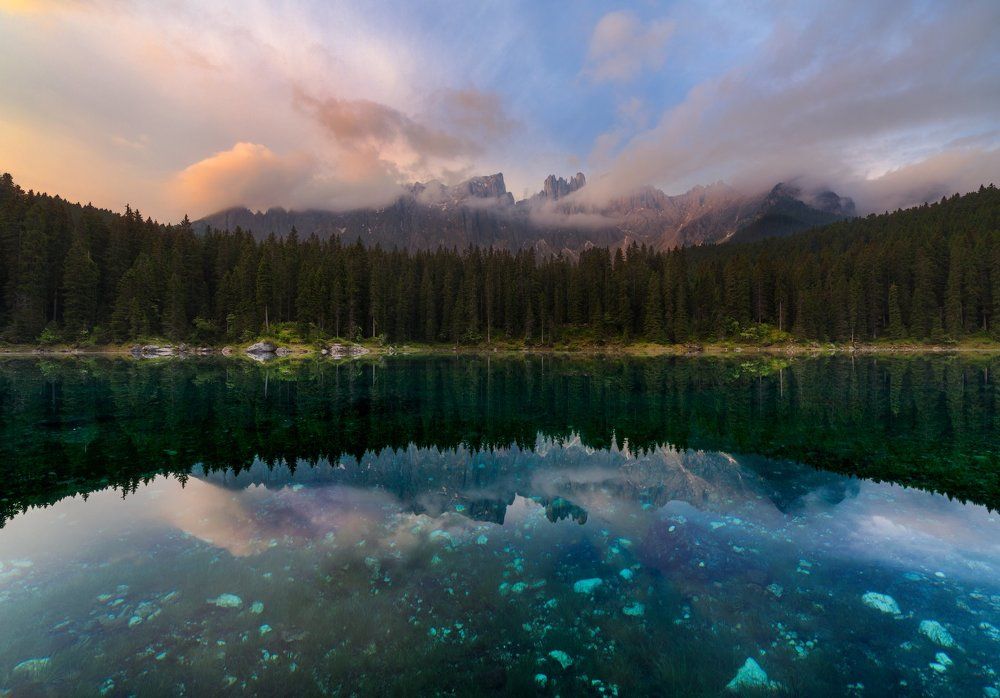 Робкий рассвет на озере Карезза