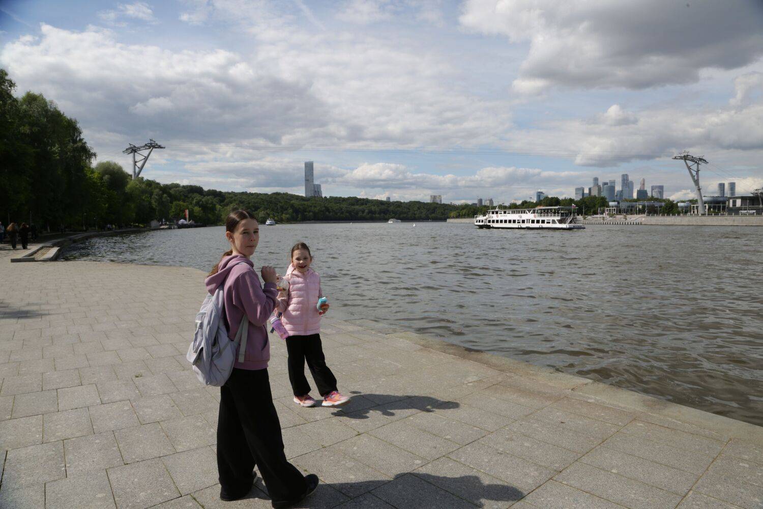 Прогулка около Москвы реки.