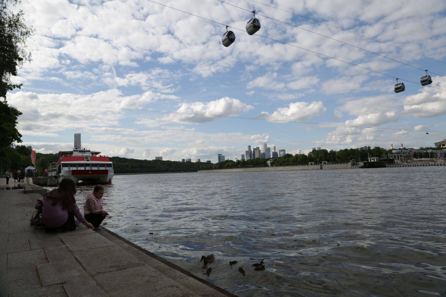 На Воробьевых горах у Москвы реки.