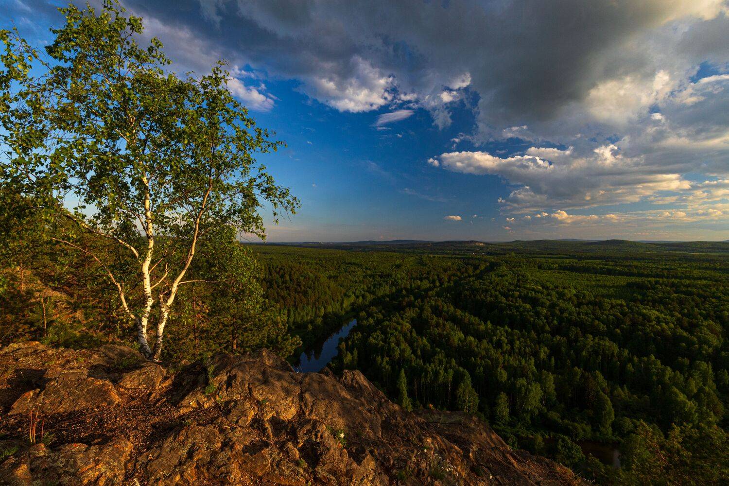 В последних солнечных лучах.