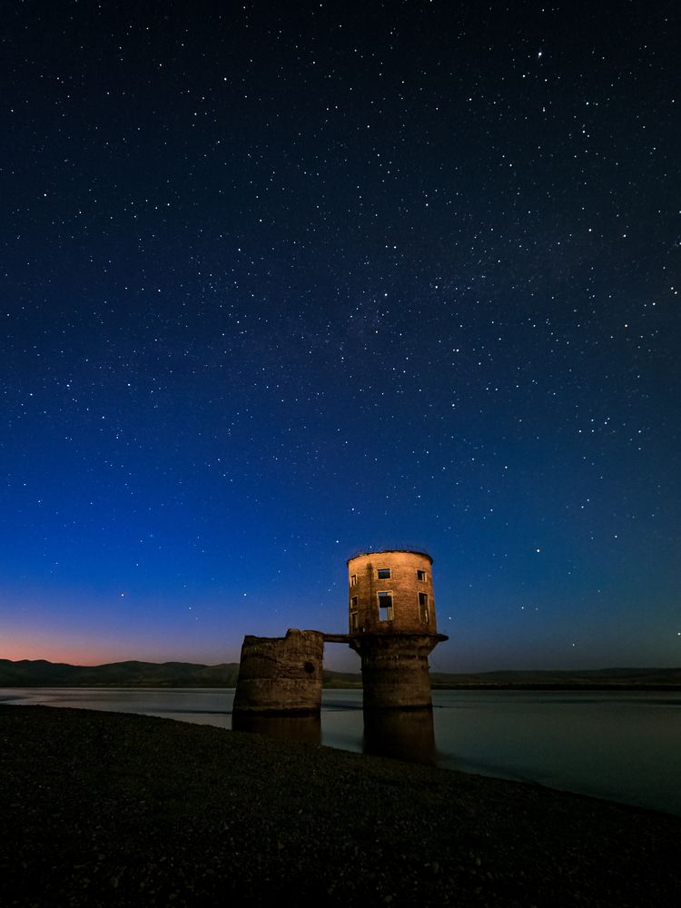 Летнее ночное небо над водонапорная башней