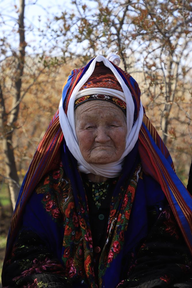 Бабушка в национальном костюме.