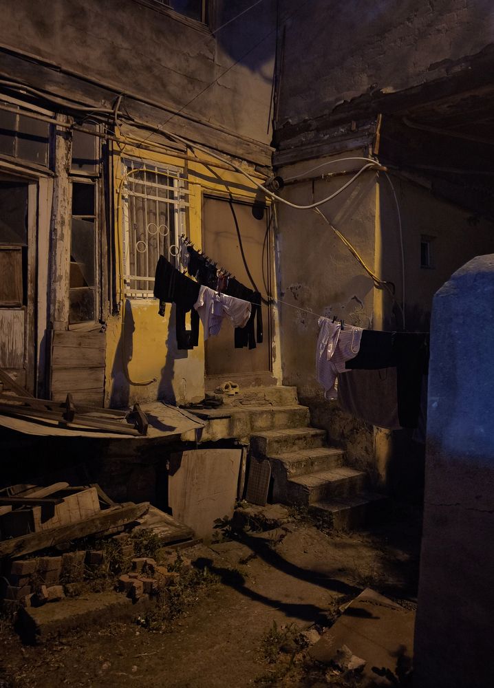 Тбилисский дворик в лунном свете.