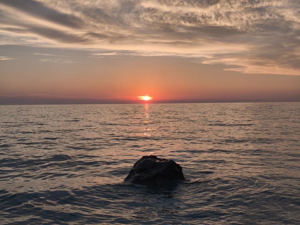 Podvodna stena u zlatnom sutonu