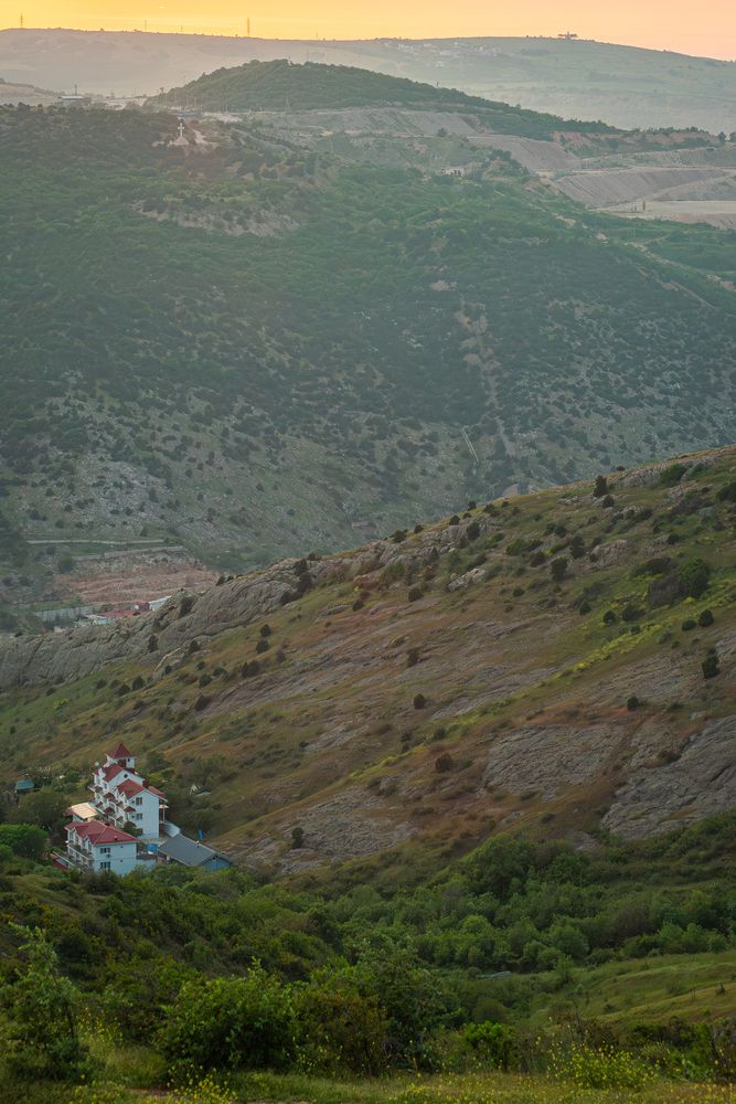 Среди холмов