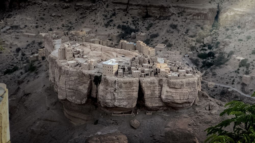 Haid Al-Jazil – A Village Suspended on a Giant Rock in Hadhramaut, Yemen