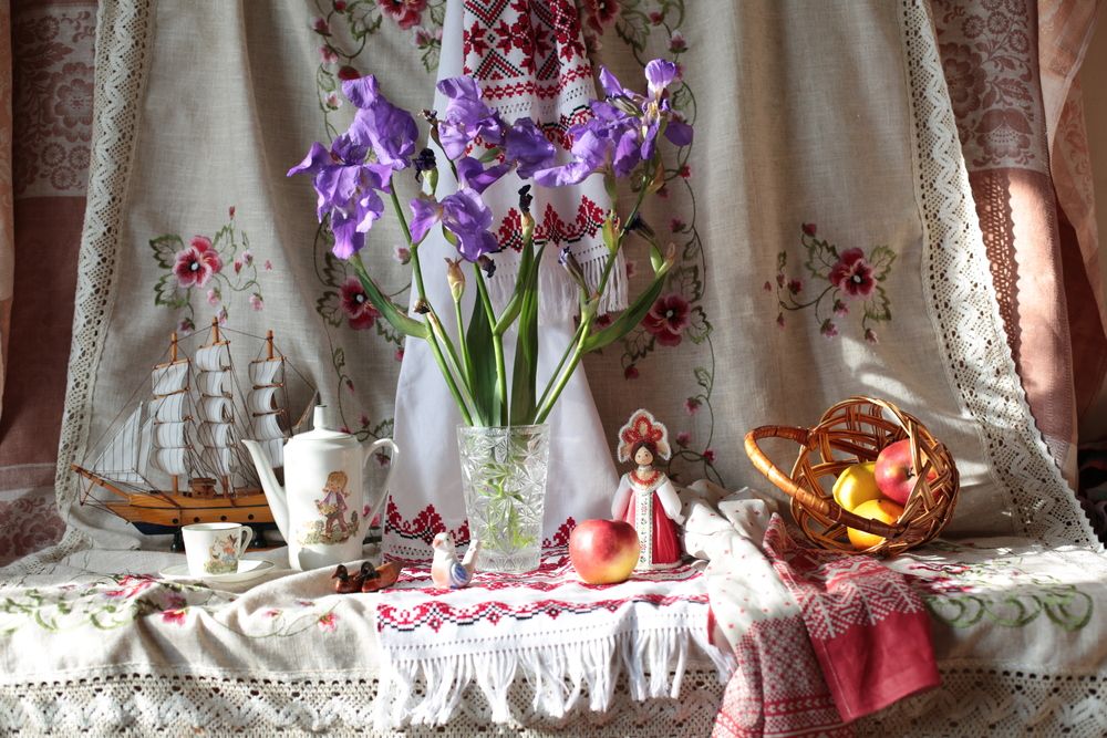 Натюрморт с ирисами и кораблём.