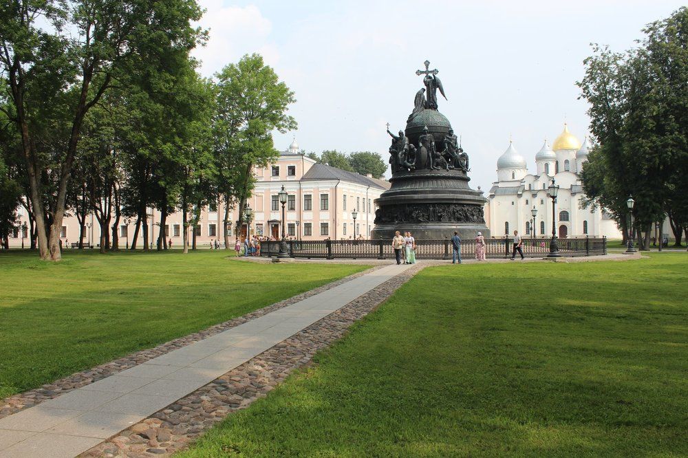 Вид на памятник Тысячелетие России и Софийский собор