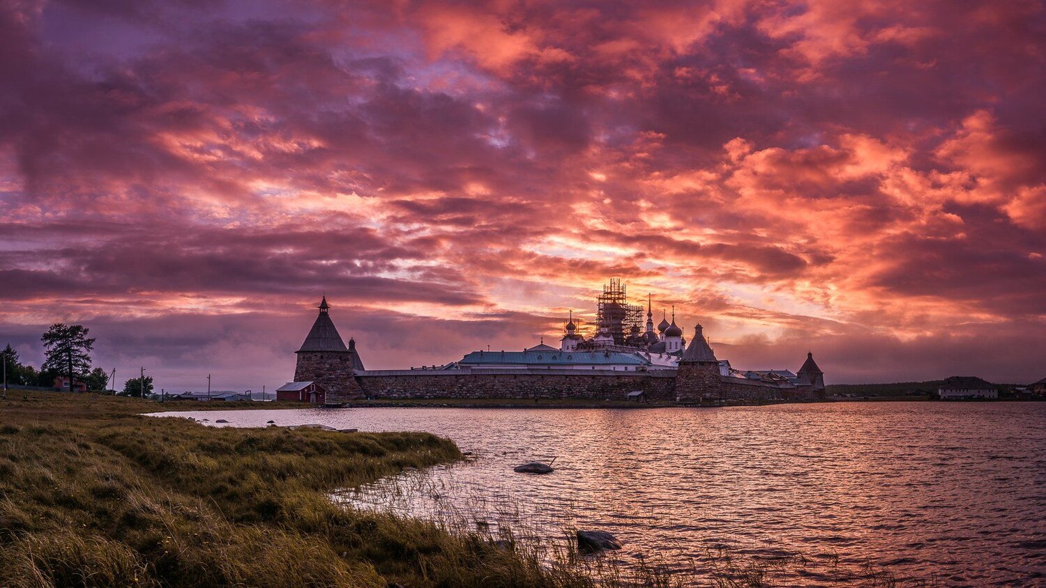 Закат горел....