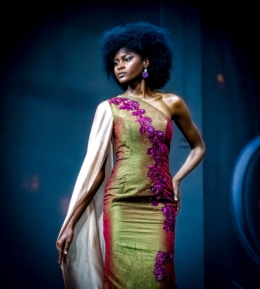 After Dark — Elegancia en el desfile