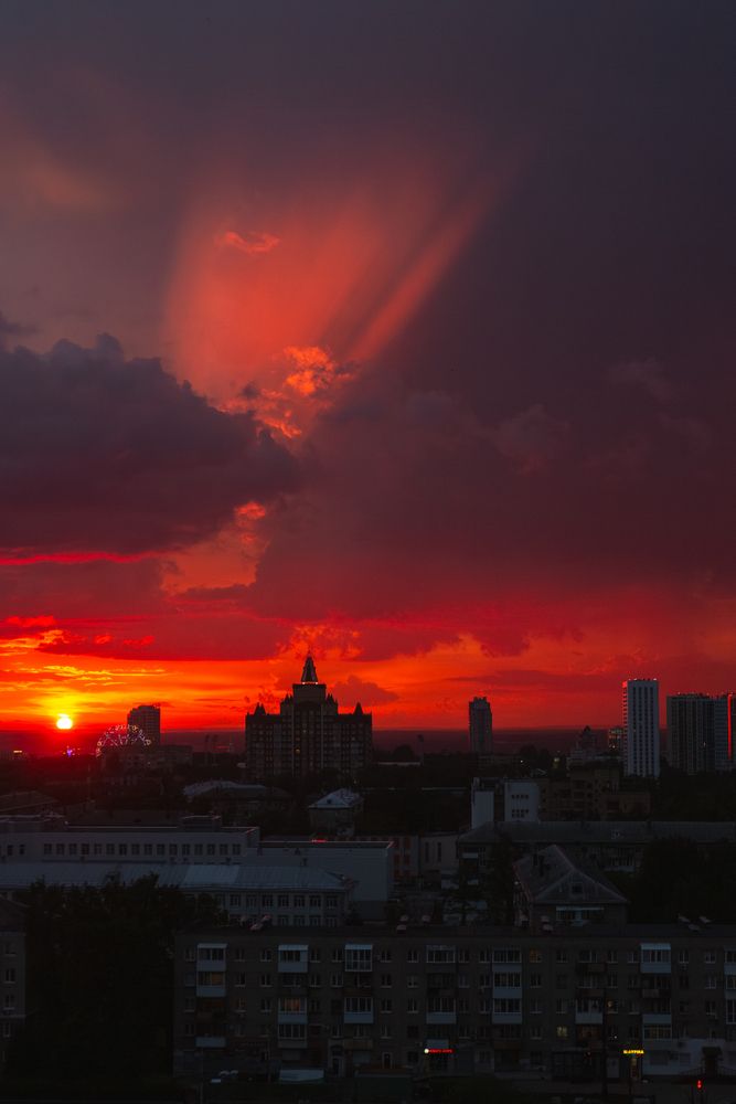Закат пронзающий тучи