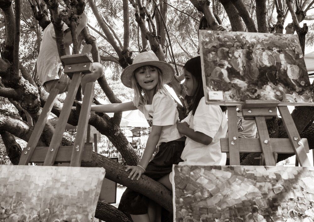Shared Glances in the Garden