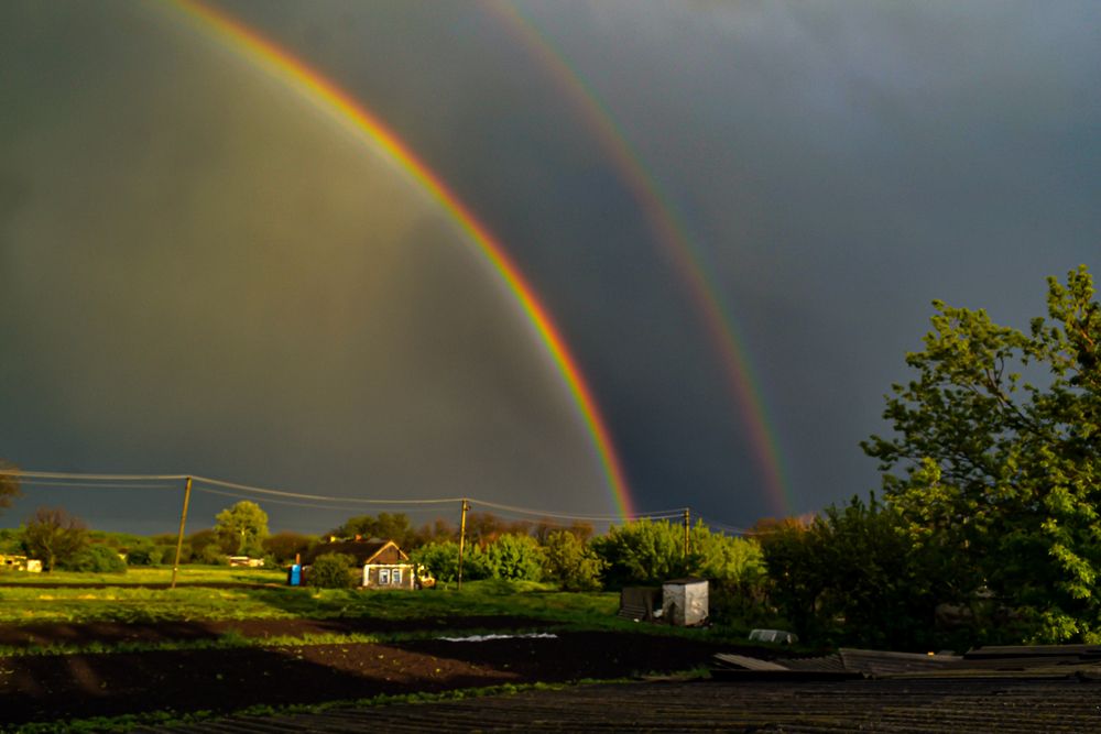 Утро. Радуга. Село.