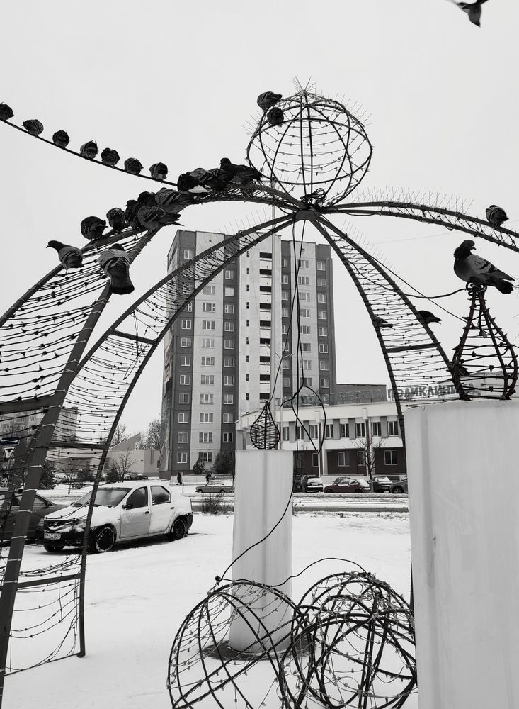 В городе.