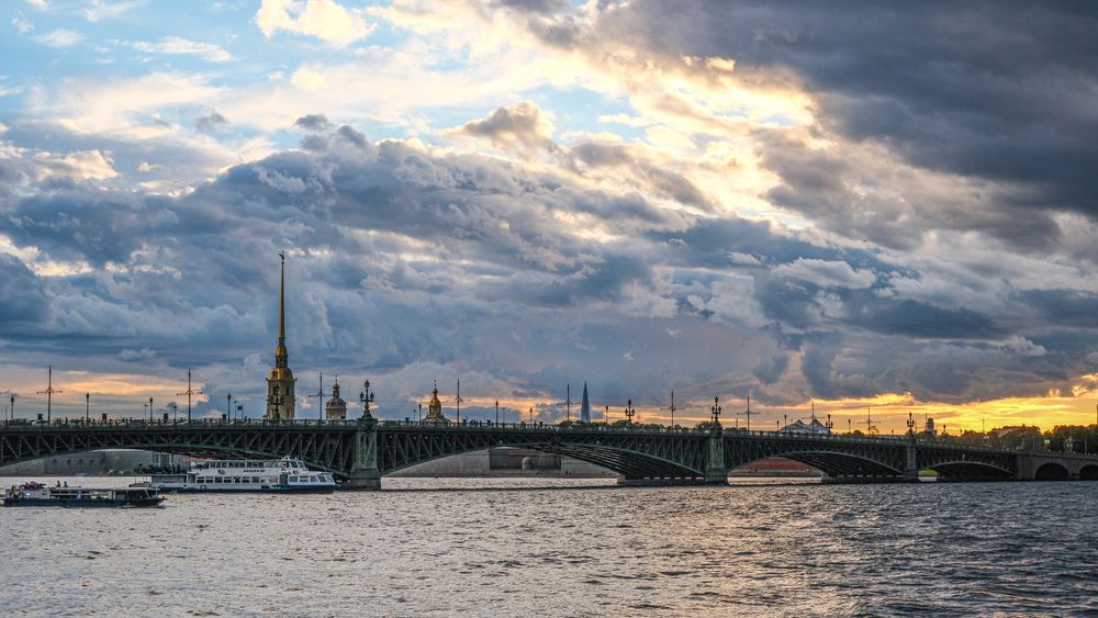 Троицкий мост. Облачно.