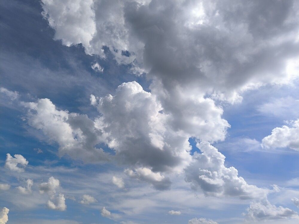 Небо с кучевыми облаками (латинское Cumulus)