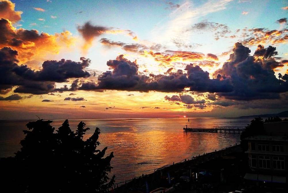 Прекрасный закат с крыши отеля.