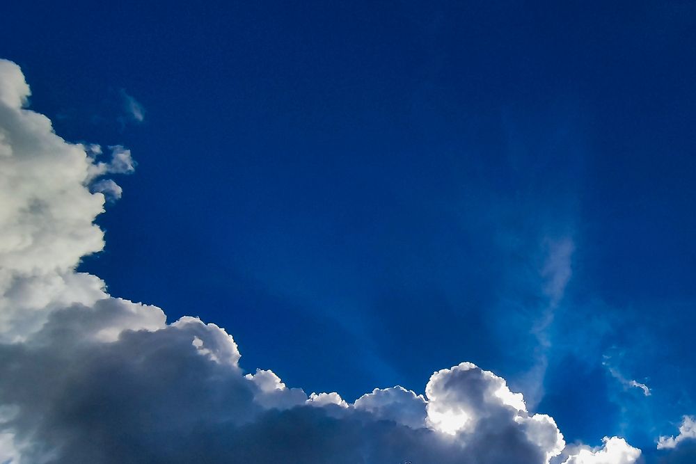 Singkap Cahaya di Balik Awan