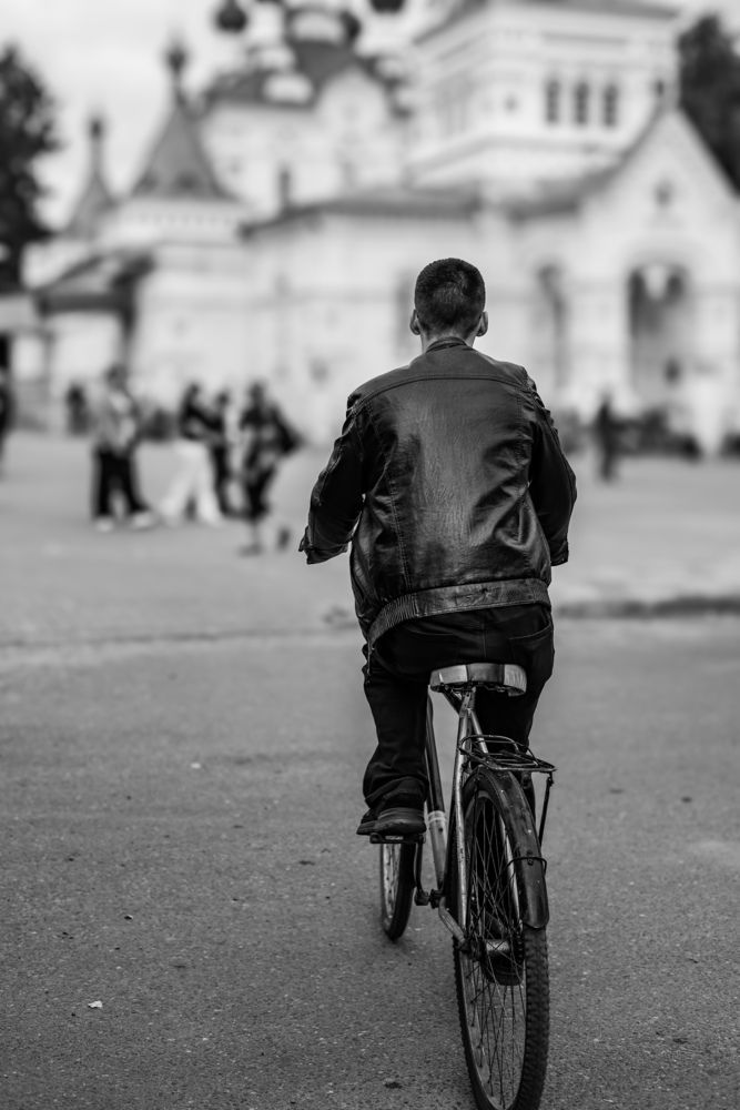 По своим делам / On His Own Business