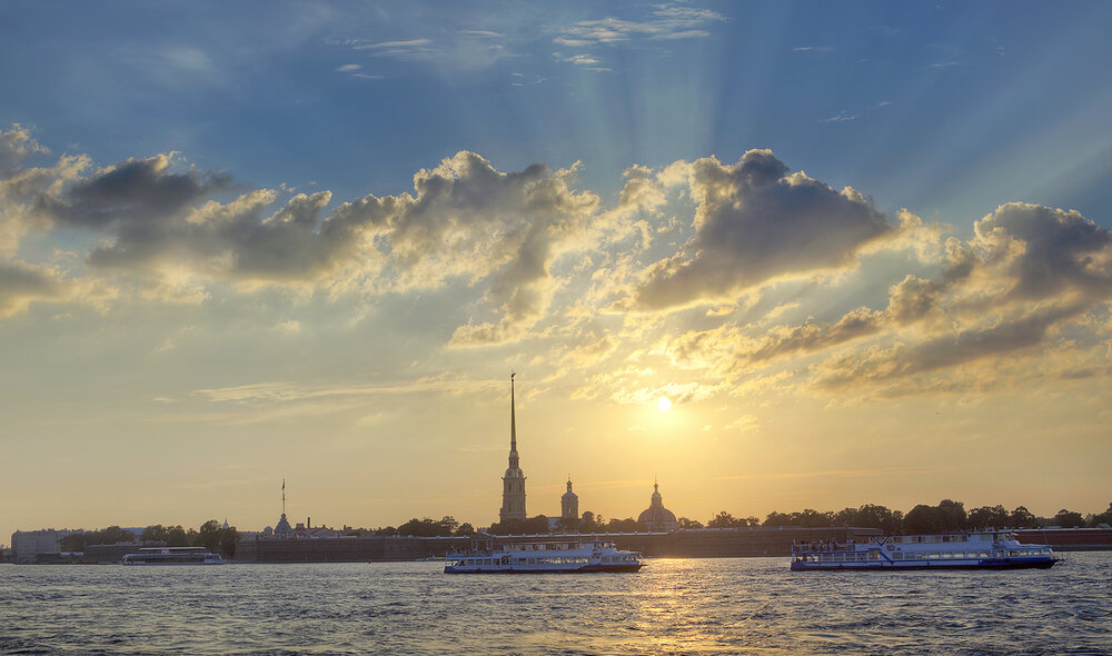 Закатное небо над Петропавловской крепостью в Санкт-Петербурге.