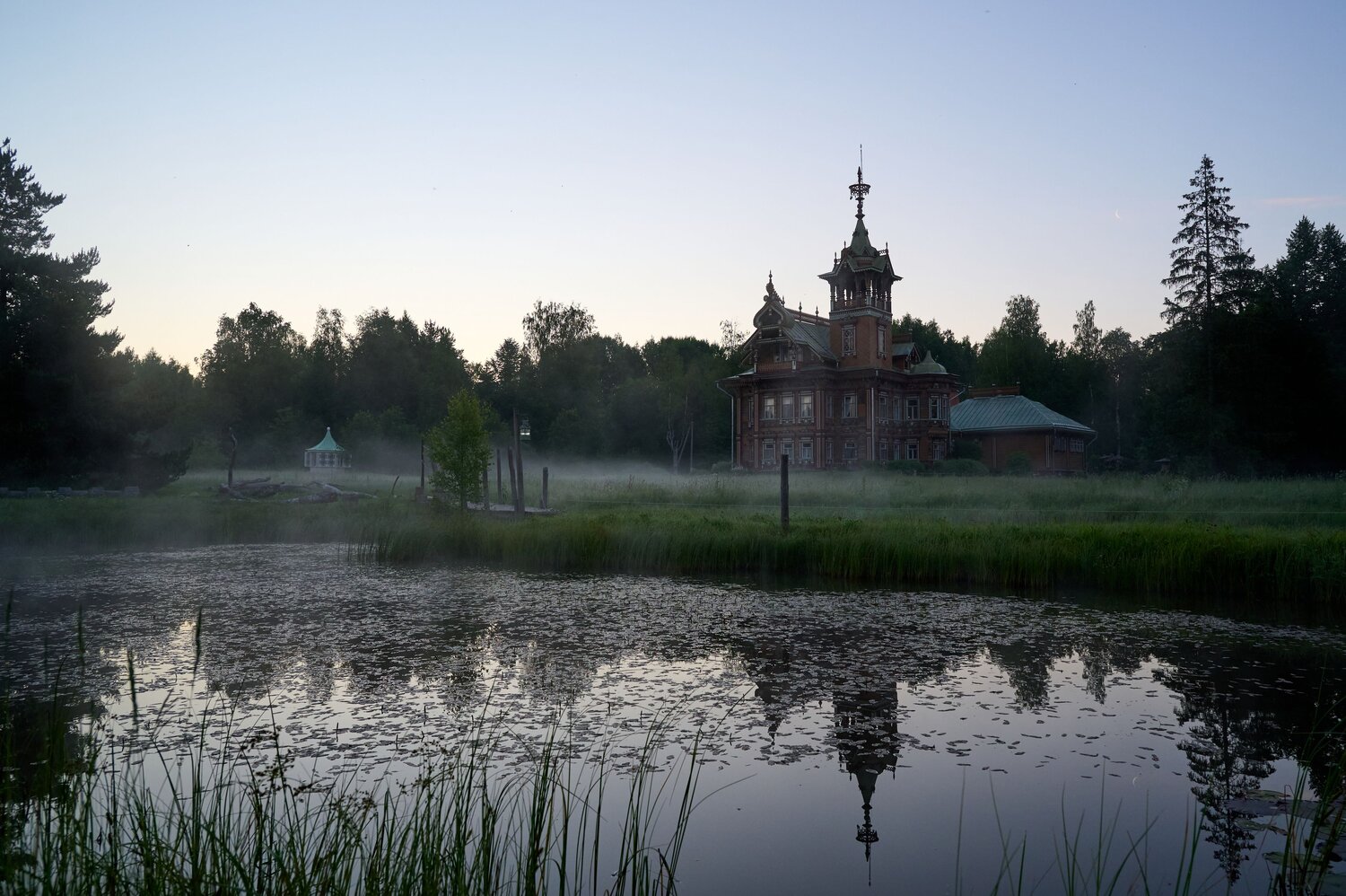 Лесной терем в тумане