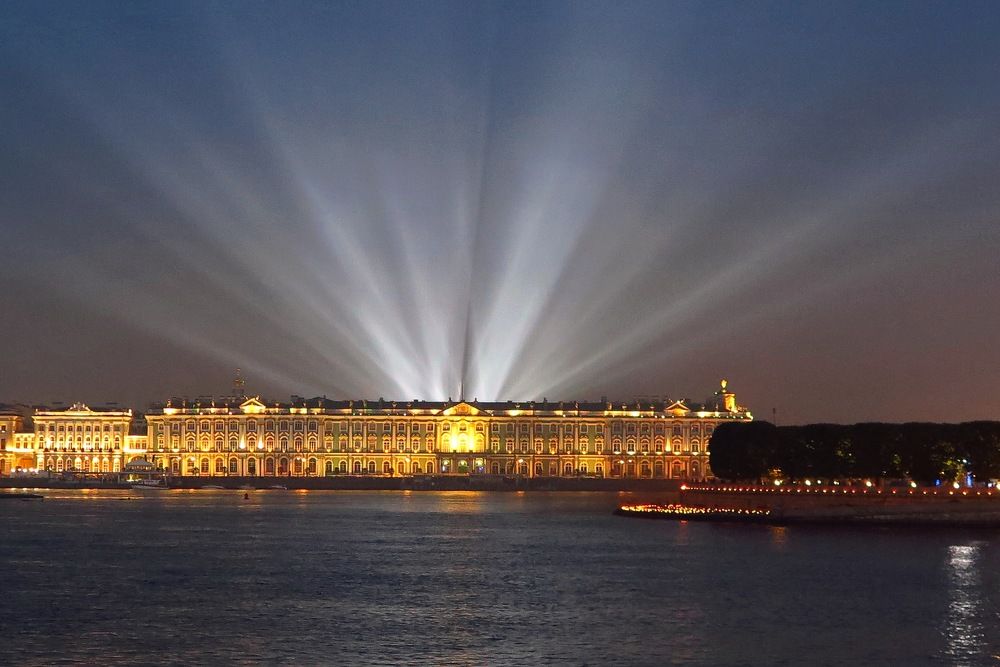...Дворцовая набережная Санкт-Петербурга...