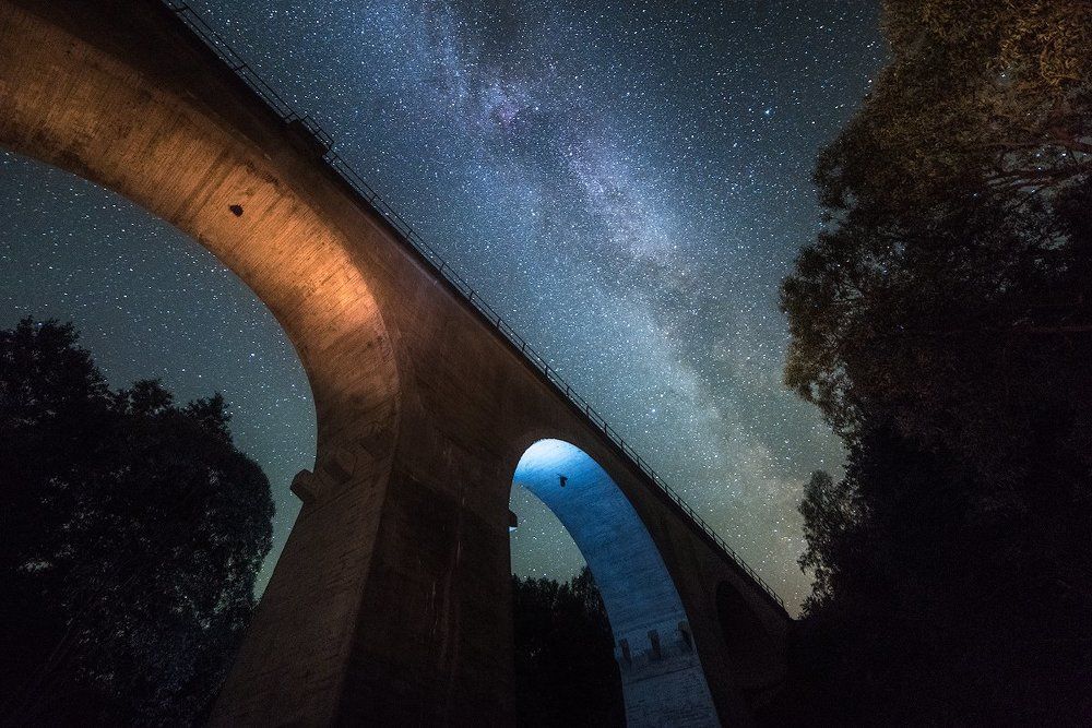 Под звездами.